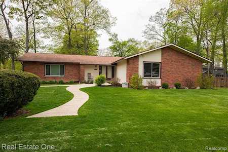 625 W Crest Ln South Lyon, MI 48178