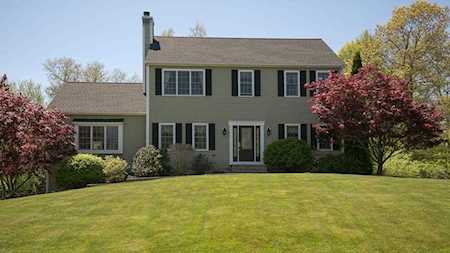 26 Farmington Dr Shrewsbury, MA 01545
