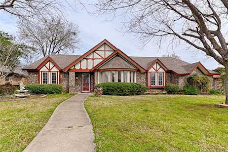332 Mayfair Drive Hurst, TX 76054