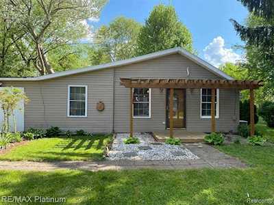 717 Oceola St Howell, MI 48843