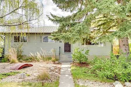 69 Winslow Crescent SW Calgary, AB T3C 2R3