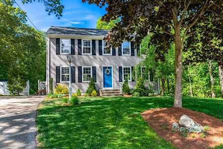 32 Mcintyre Ln Attleboro, MA 02703