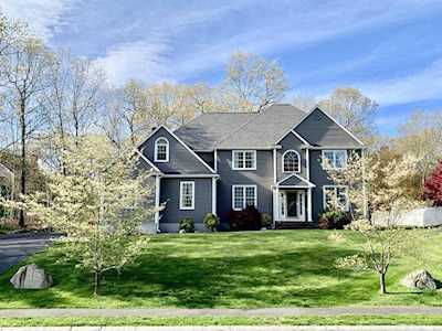 32 Harvestwood Ln Mansfield, MA 02048