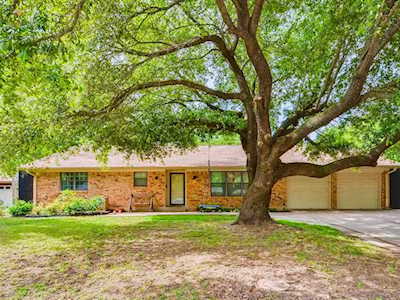 1229 Greenbriar Street Denton, TX 76201