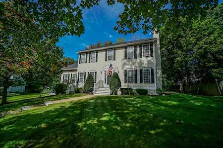 69 Independence Ln Manchester, NH 03104