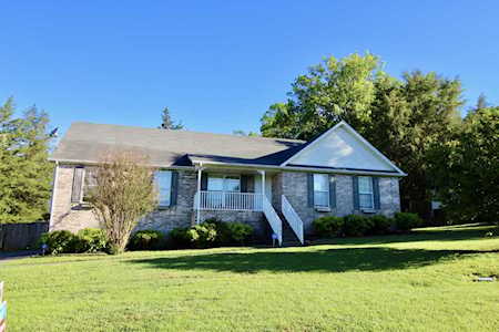 2105 Creek Trl Goodlettsville, TN 37072