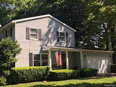 2214 S Long Lake Rd Fenton, MI 48430
