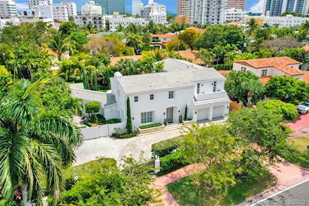2887 Pine Tree Dr Miami Beach, FL 33140