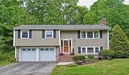 39 Flint Locke Ln Medfield, MA 02052