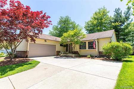 301 Woodlake Dr Brighton, MI 48116