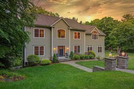 13 Robinson Dr Bedford, MA 01730