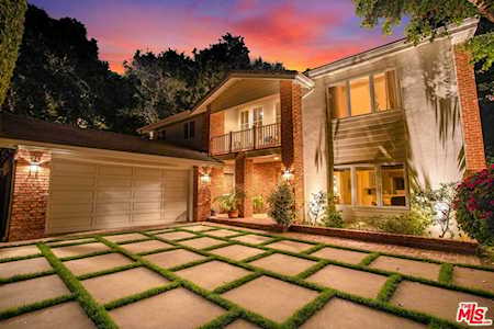 12156 La Casa Lane Los Angeles, CA 90049