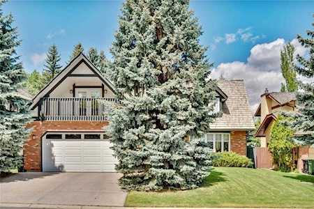 40 Stradbrooke Way SW Calgary, AB T3H 1S5