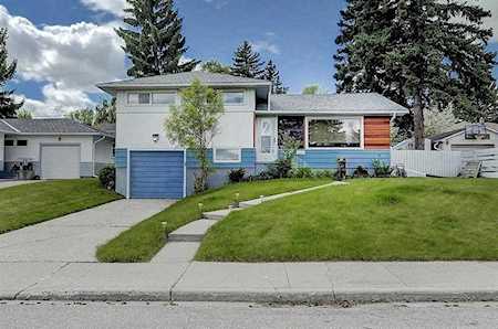 6015 Thornbank Dr NW Calgary, AB T2K 3P4
