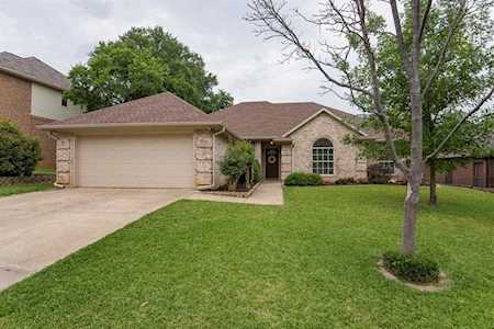 252 Blossom Lane Hurst, TX 76053