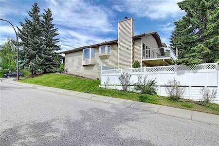 4 Strathbury Circle SW Calgary, AB T3H 1P7