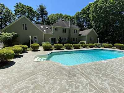 8 N White Pine Ln Mansfield, MA 02048