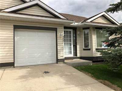 206 Somervale Point(e) SW Calgary, AB T2Y 3K4