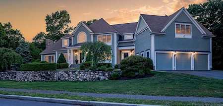 2 Goldman Cir Bedford, MA 01730