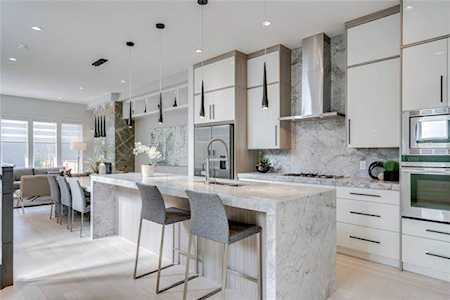 231 12 Avenue NE Calgary, AB T2E 1A3