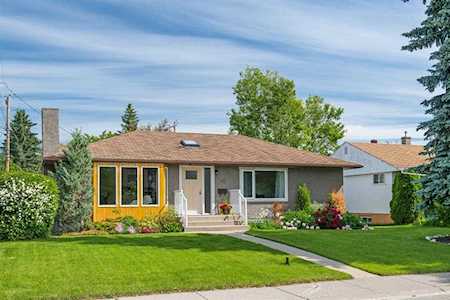 42 Gladeview Crescent SW Calgary, AB T3E 4X8