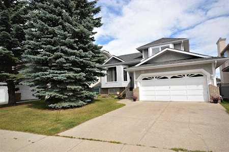 32 Sandringham Road NW Calgary, AB T3K 3V4