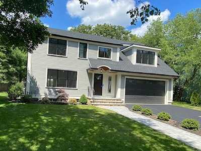 105 Fairway Dr Newton, MA 02465