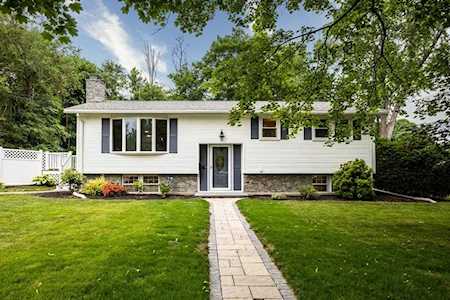 4 Hampshire Cir Hudson, MA 01749