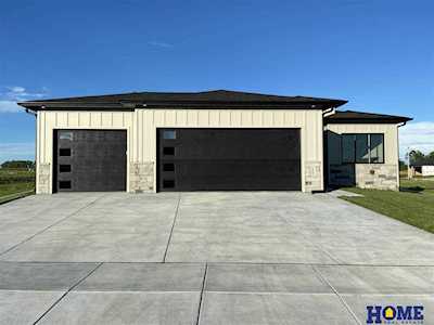902 Terrace View Dr Hickman, NE 68372