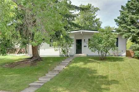 1020 Thorneycroft Drive NW Calgary, AB T2K 3K8