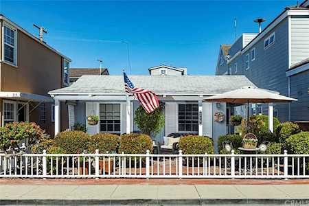 216 Sapphire Avenue Newport Beach, CA 92662