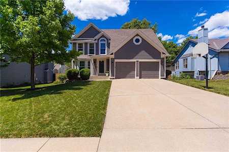 992 E New London Dr Olathe, KS 66061