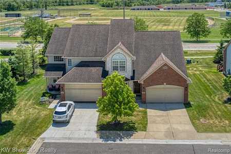 1022 Paddock Dr South Lyon, MI 48178