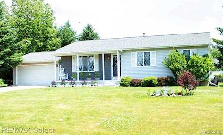 1225 Darci Dr Fenton, MI 48430