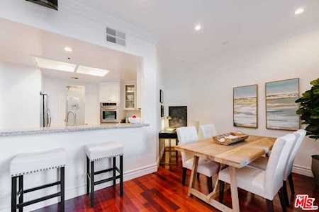 11847 Laurelwood Drive #207 Studio City, CA 91604