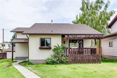 155 Bermuda Way NW Calgary, AB T3K 1H2