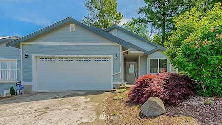 1069 5th St Steilacoom, WA 98388