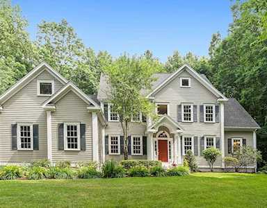 15 Village Rd Pepperell, MA 01463