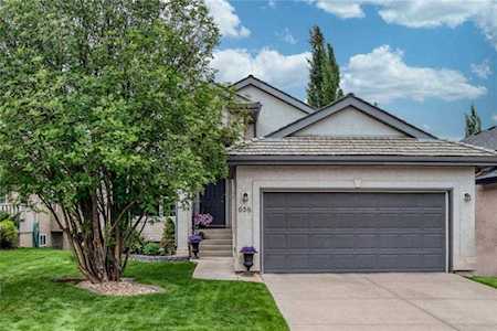 638 Sierra Madre Court SW Calgary, AB T3H 3M5