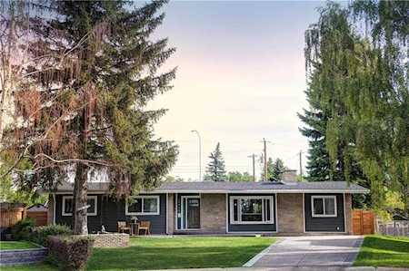 10404 Saxon Place SW Calgary, AB T2W 0T2