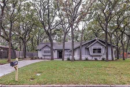 533 Brookview Drive Hurst, TX 76054