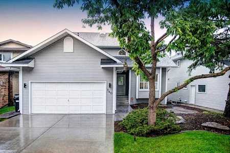 140 Stratton Crescent SW Calgary, AB T3H 1V7
