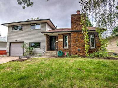 2536 Chicoutimi Drive NW Calgary, AB T2L 0W5