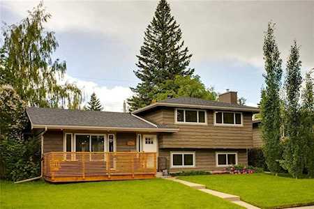 5427 Lakeview Drive SW Calgary, AB T3E 5S3