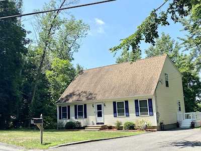 64 Elmwood St Auburn, MA 01501