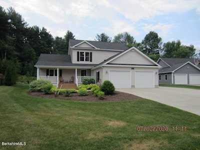 146 Karen Dr Pittsfield, MA 01201