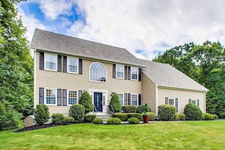 10 Hunters Run Franklin, MA 02038