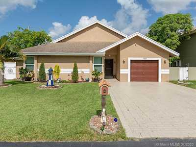 720 NW 207th Ter Pembroke Pines, FL 33029