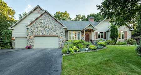 1 Victoria Dr Smithfield, RI 02917