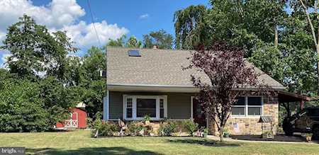 331 Larch Rd Mount Laurel, NJ 08054